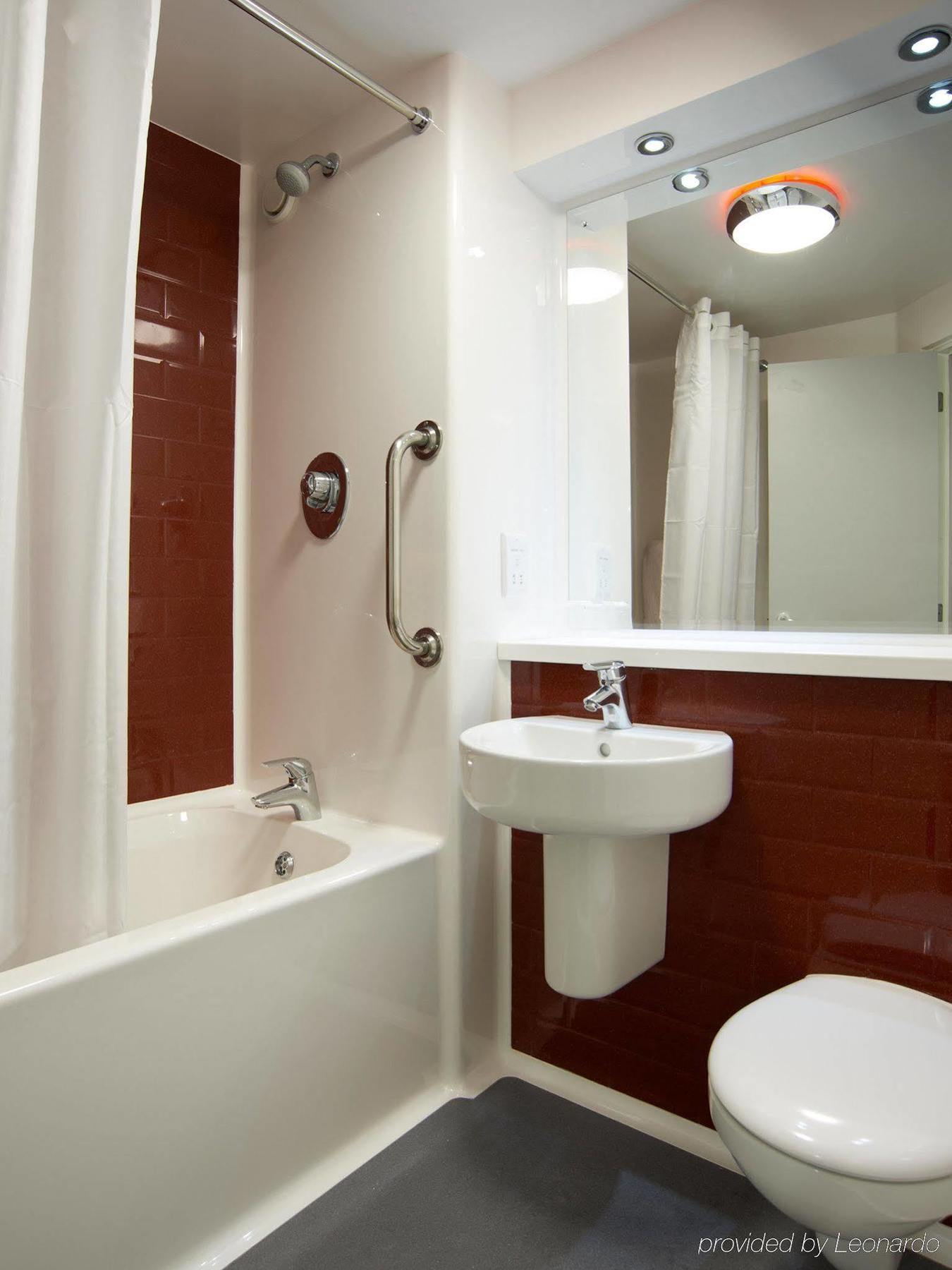 Ibis Budget London Heathrow Central Cranford Exterior foto